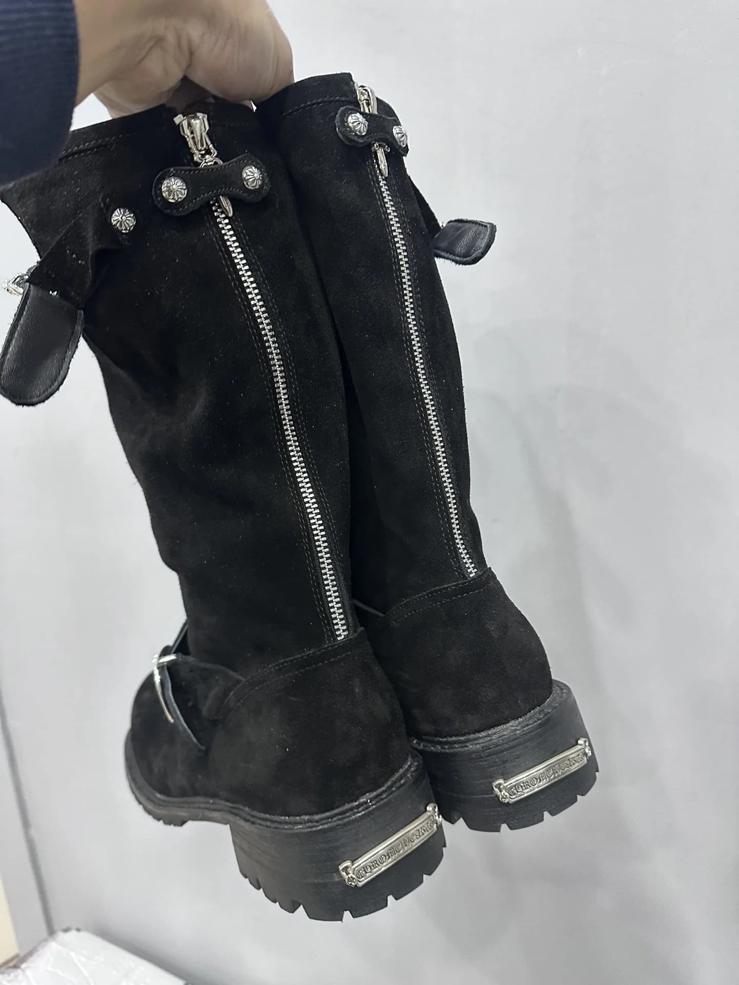 Черные замшевые сапоги Chrome Hearts x Wesco, вид сзади с молнией