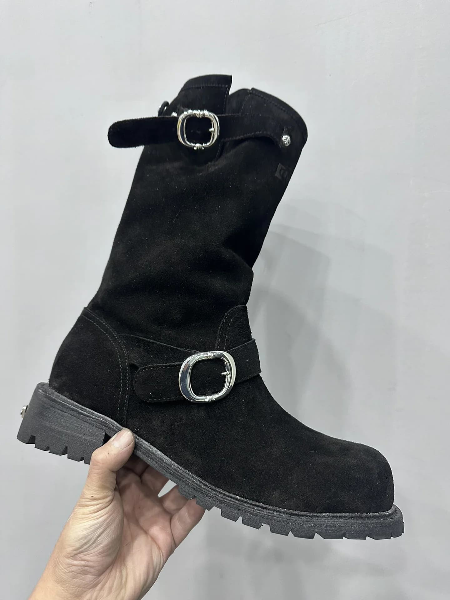 Черный замшевый сапог Chrome Hearts x Wesco, вид сбоку