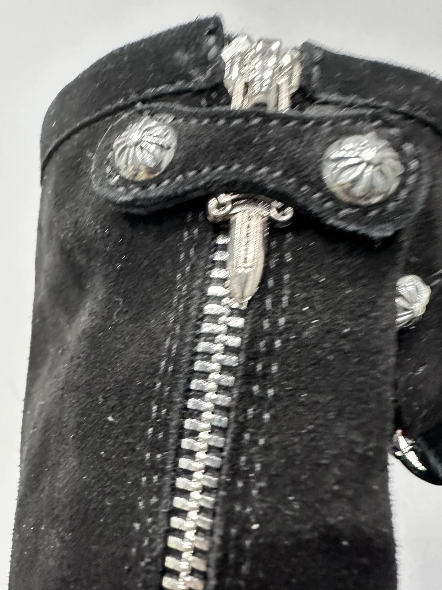 Деталь молнии с пуллером-кинжалом на сапогах Chrome Hearts x Wesco