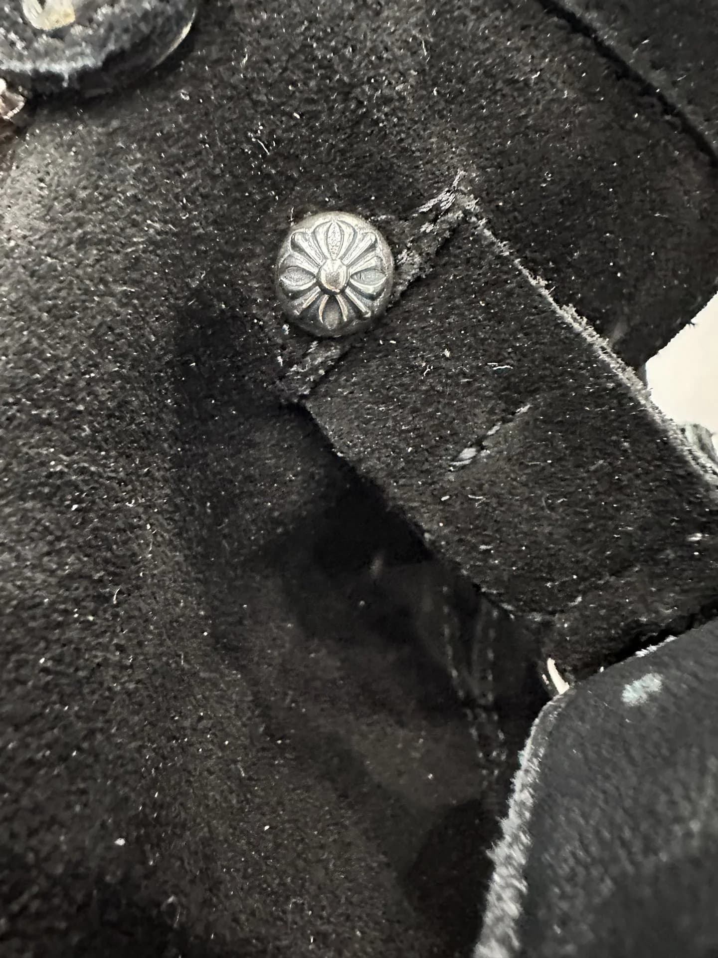 Заклепка в виде креста на замшевых сапогах Chrome Hearts x Wesco