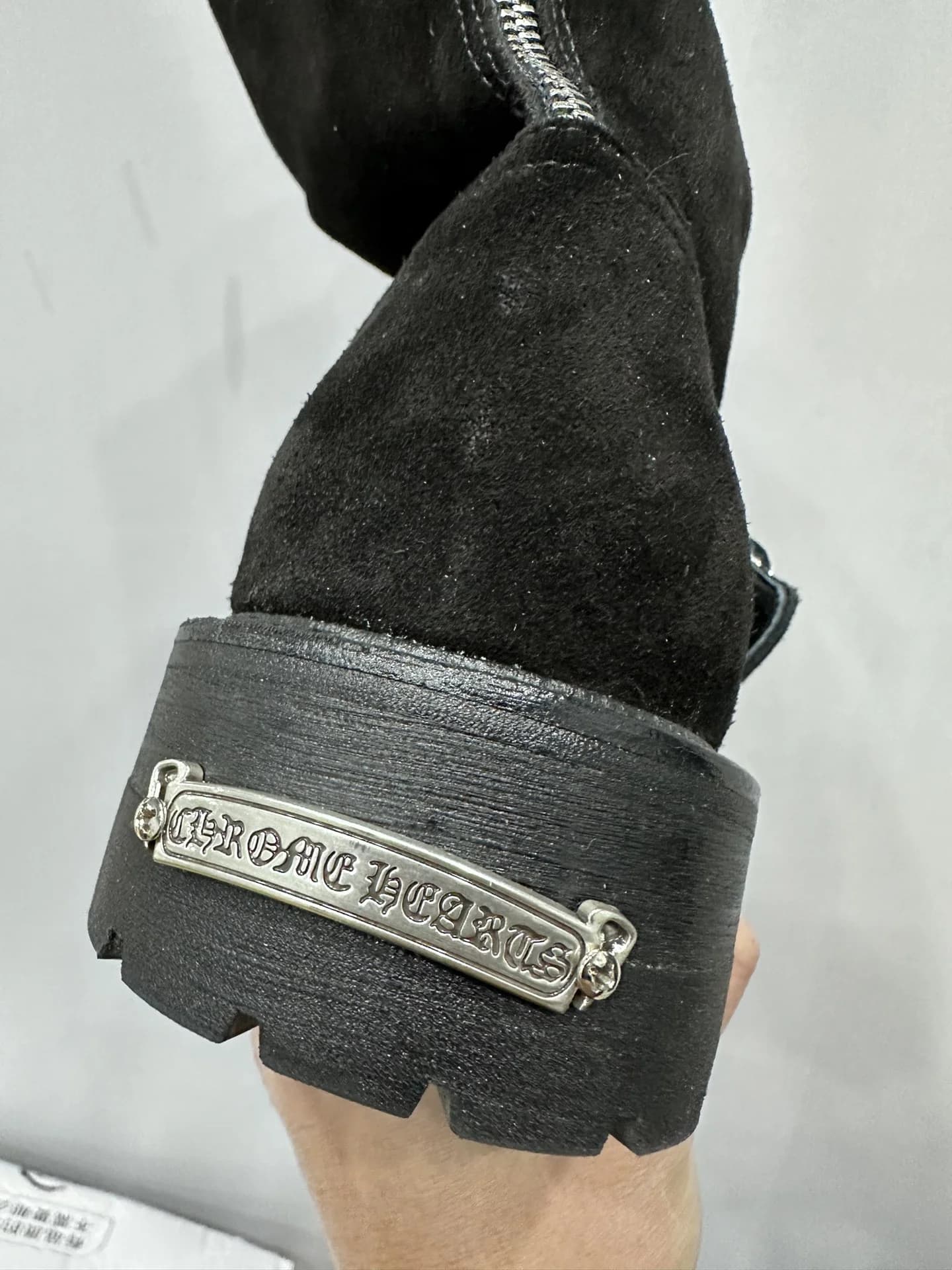 Металлическая пластина с логотипом Chrome Hearts на каблуке сапога