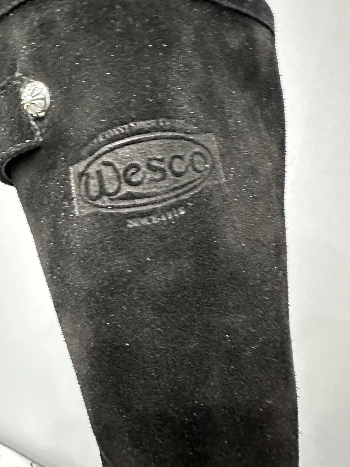 Тисненый логотип Wesco на голенище замшевого сапога