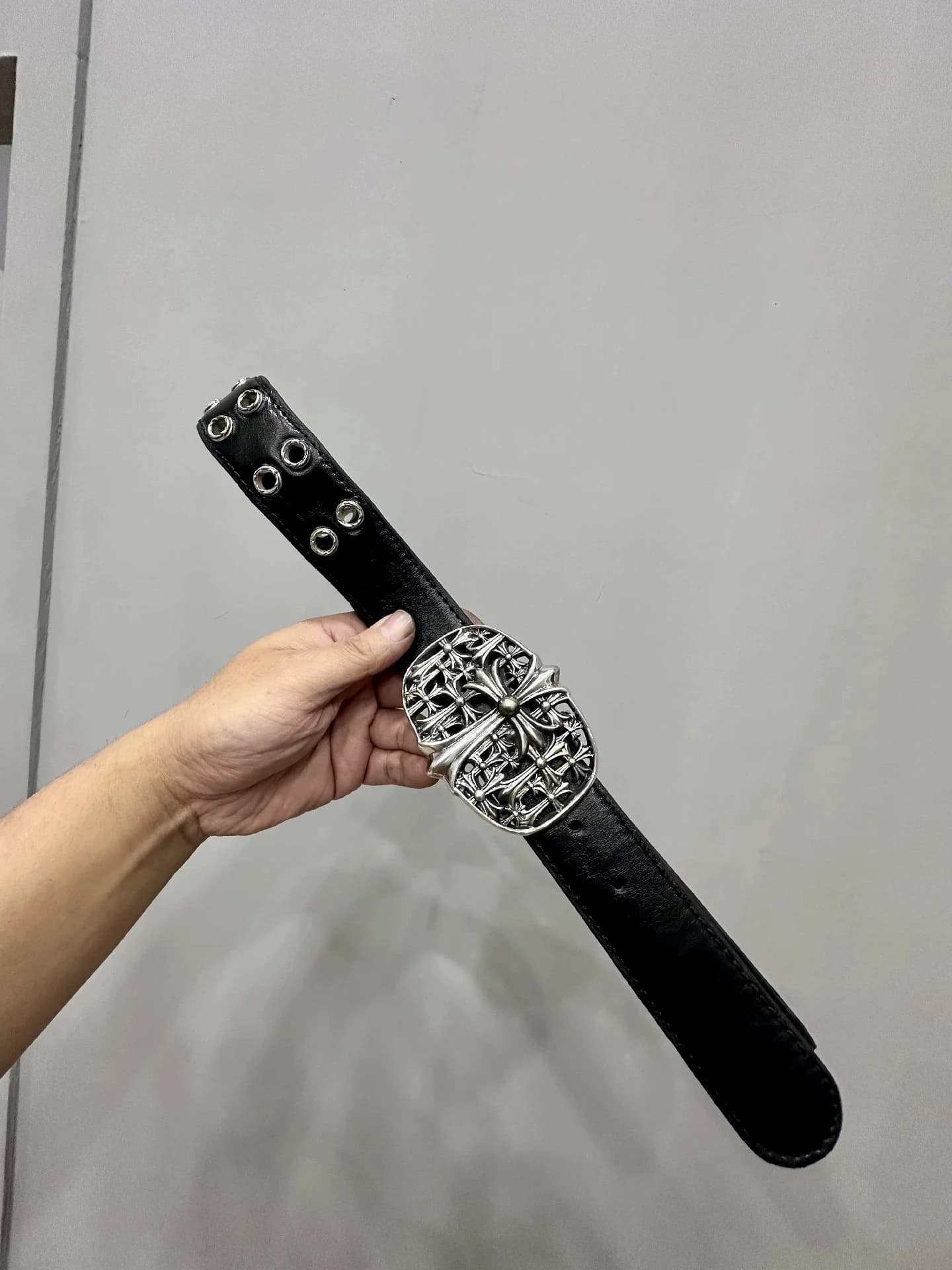 Черный кожаный ремень Chrome Hearts Cemetery Cross с фигурной серебряной пряжкой