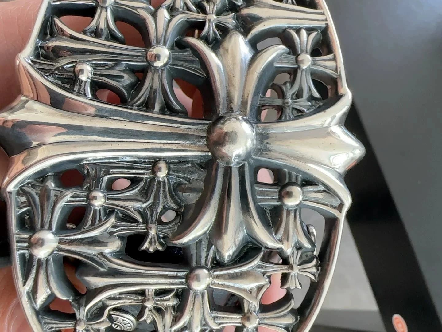 Крупный план массивной серебряной пряжки Chrome Hearts Cemetery Cross с геральдическими крестами