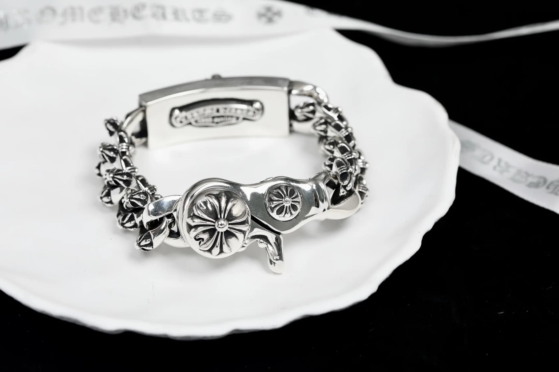 Обратная сторона браслета Chrome Hearts с гравировкой и застежкой