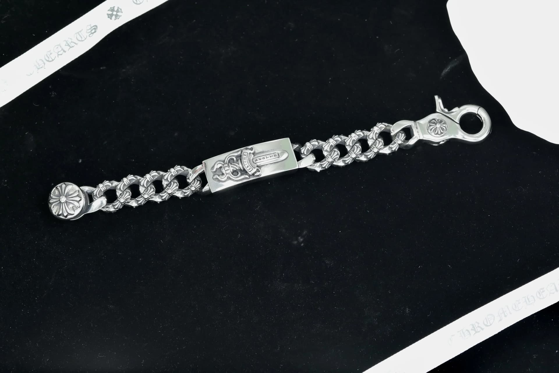 Браслет-цепь Chrome Hearts Dagger ID в разложенном виде на темном фоне
