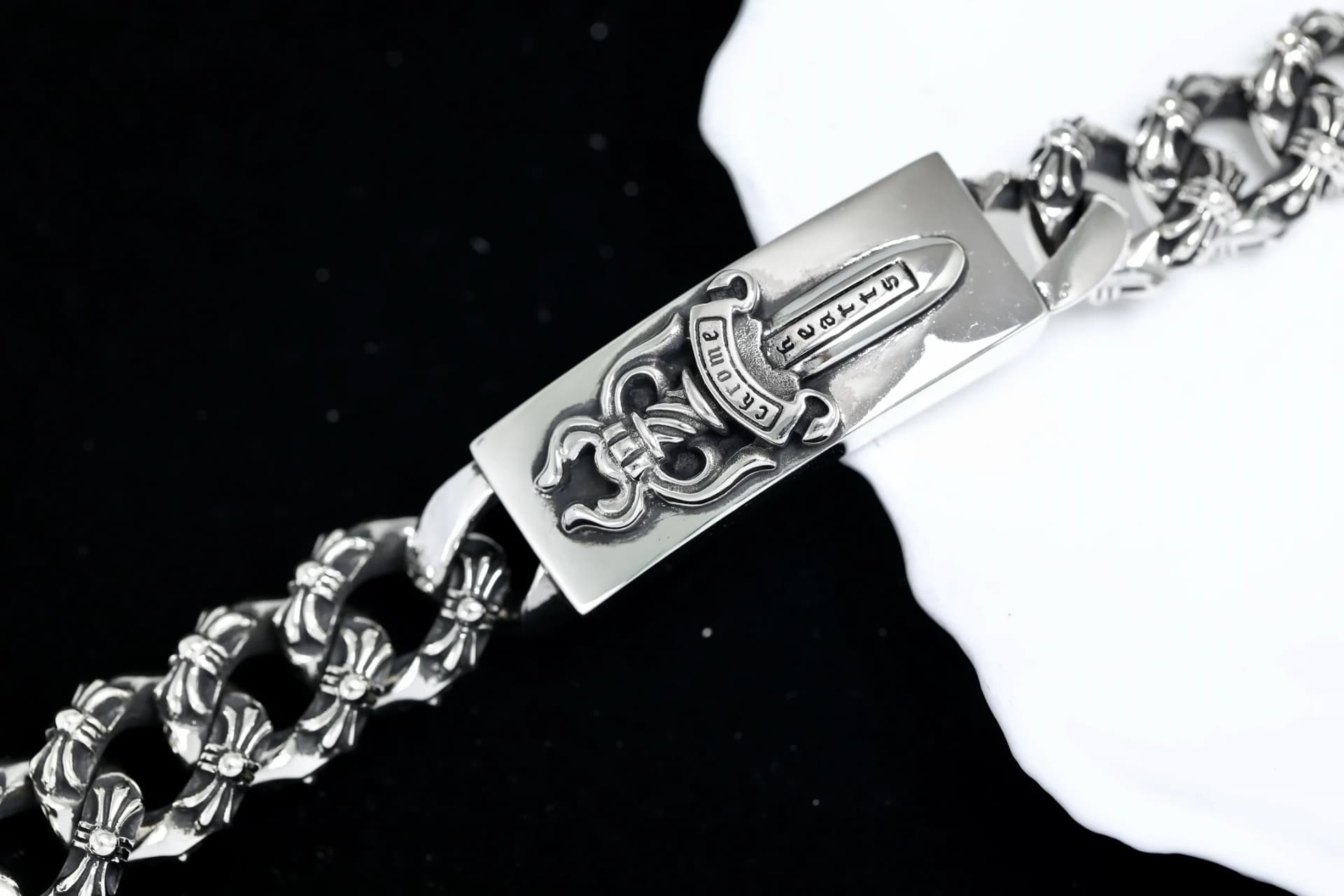 Крупный план центральной пластины Dagger и звеньев Fancy Link