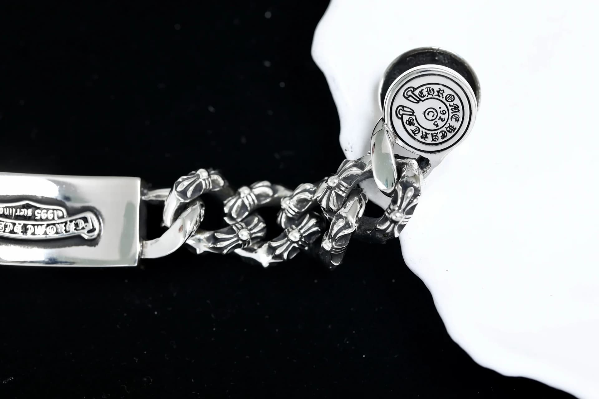 Обратная сторона застежки и звеньев серебряного браслета Chrome Hearts