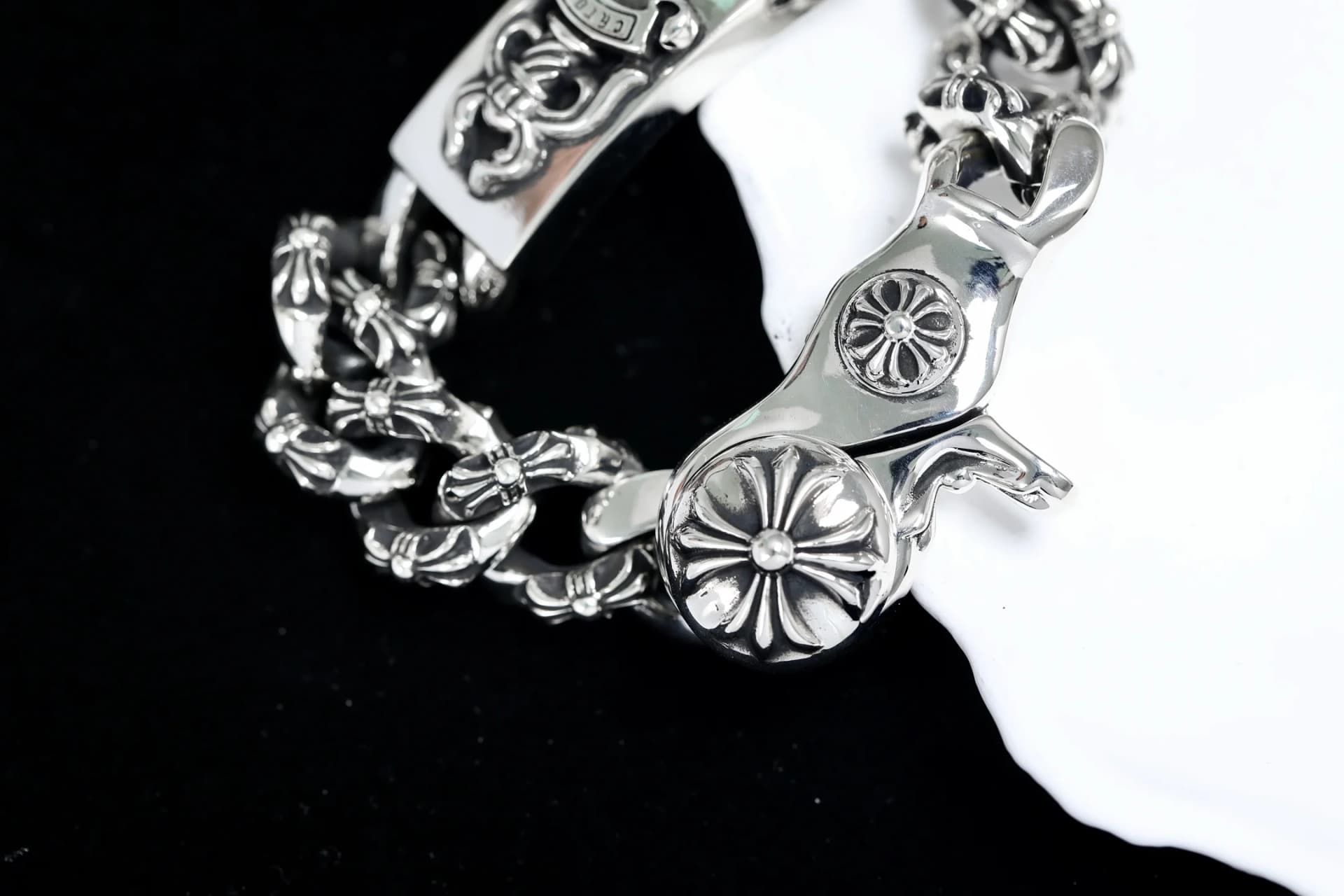 Фирменная застежка браслета Chrome Hearts с объемным крестом
