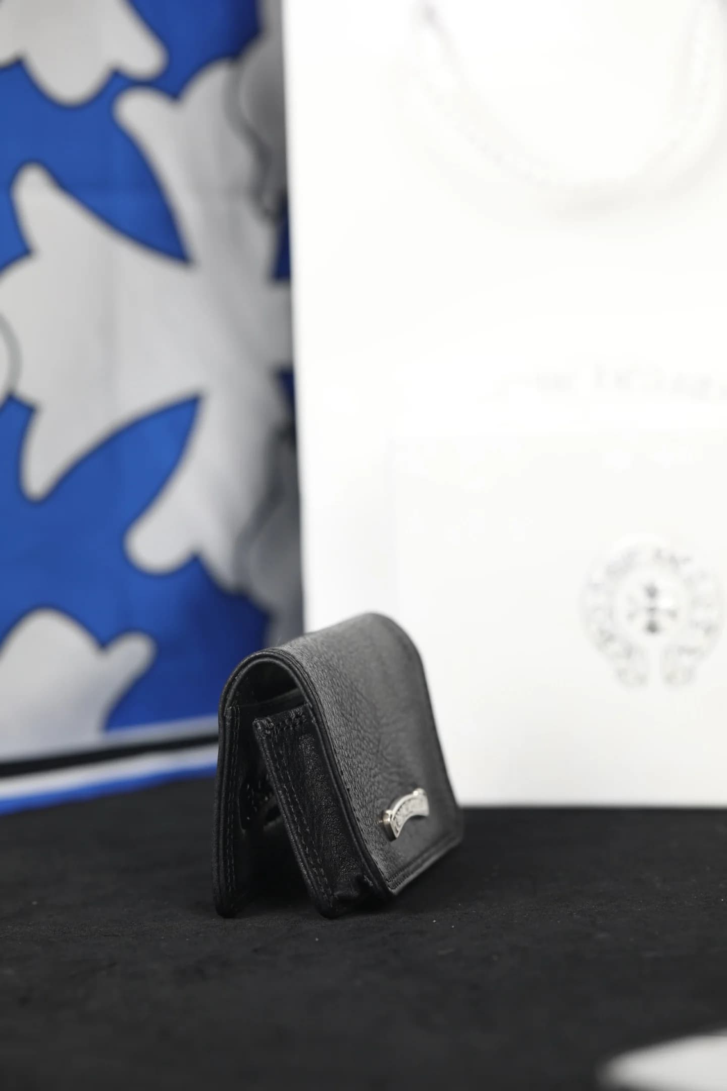Картхолдер Chrome Hearts из зернистой кожи, вид сбоку