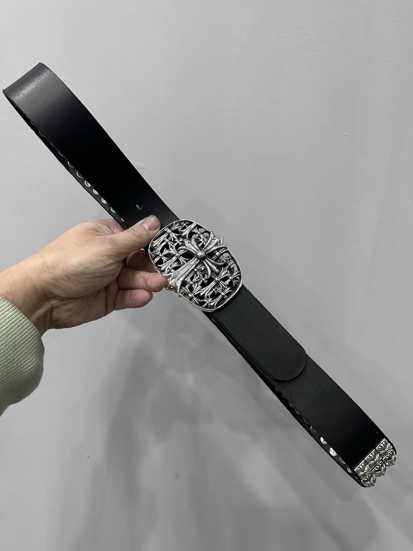 Черный кожаный ремень Chrome Hearts с серебряной пряжкой в полный вид