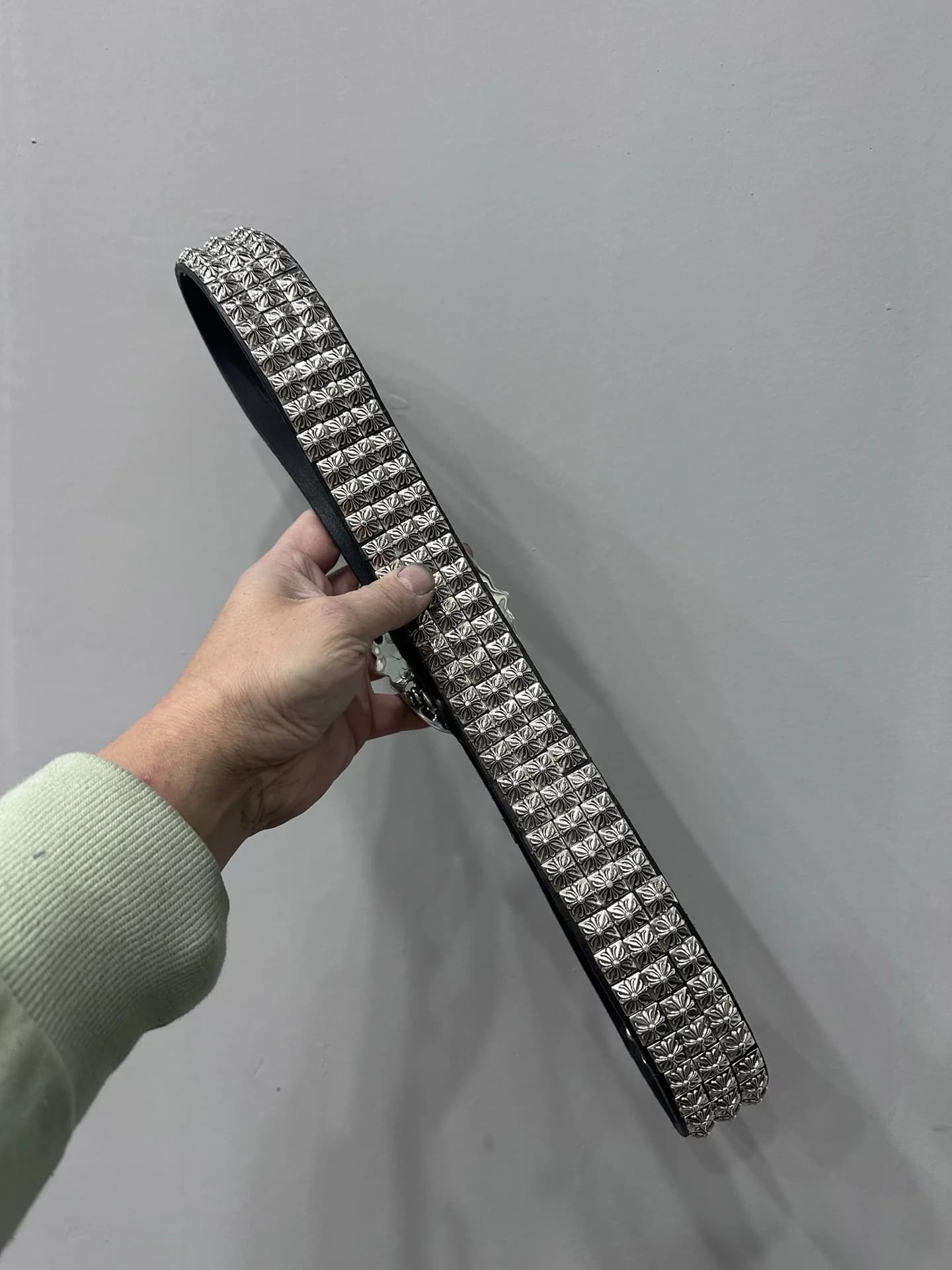 Широкий кожаный ремень Chrome Hearts с рядами металлических заклепок