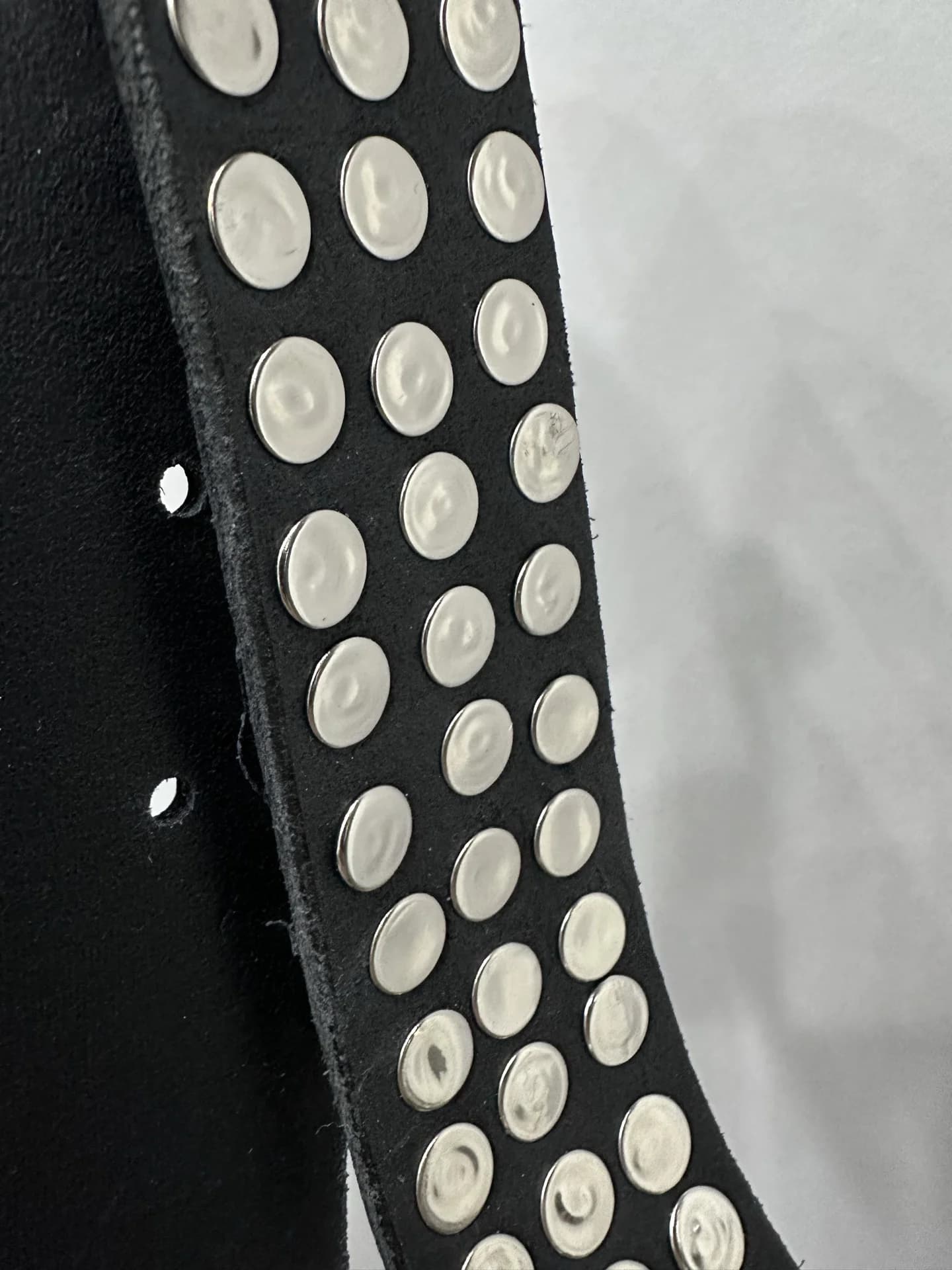 Внутренняя сторона кожаного ремня Chrome Hearts с круглыми заклепками