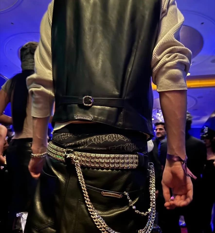 Ремень Chrome Hearts с металлическими заклепками в стилизованном образе