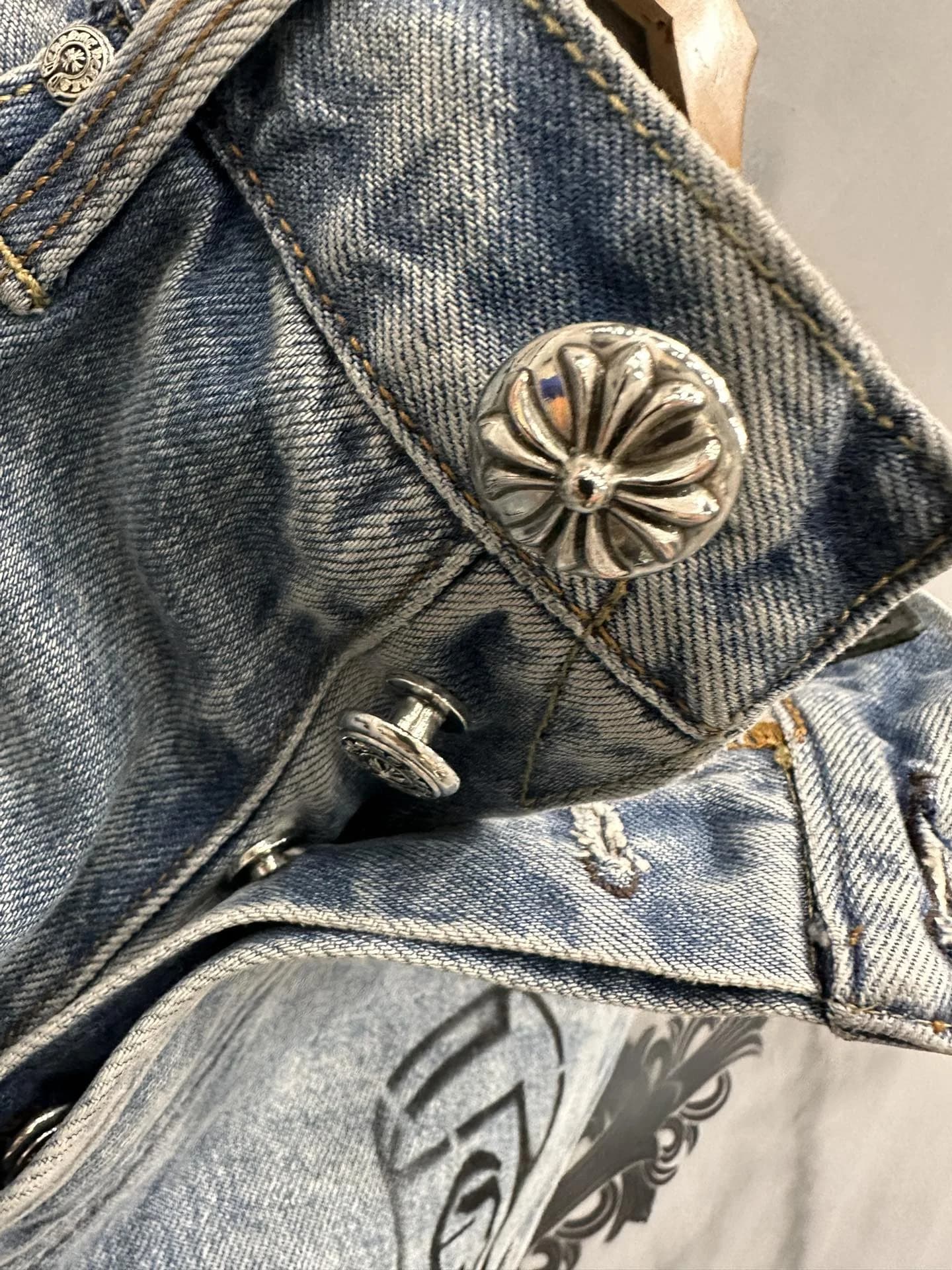 Кожаные нашивки в виде крестов на джинсах Chrome Hearts