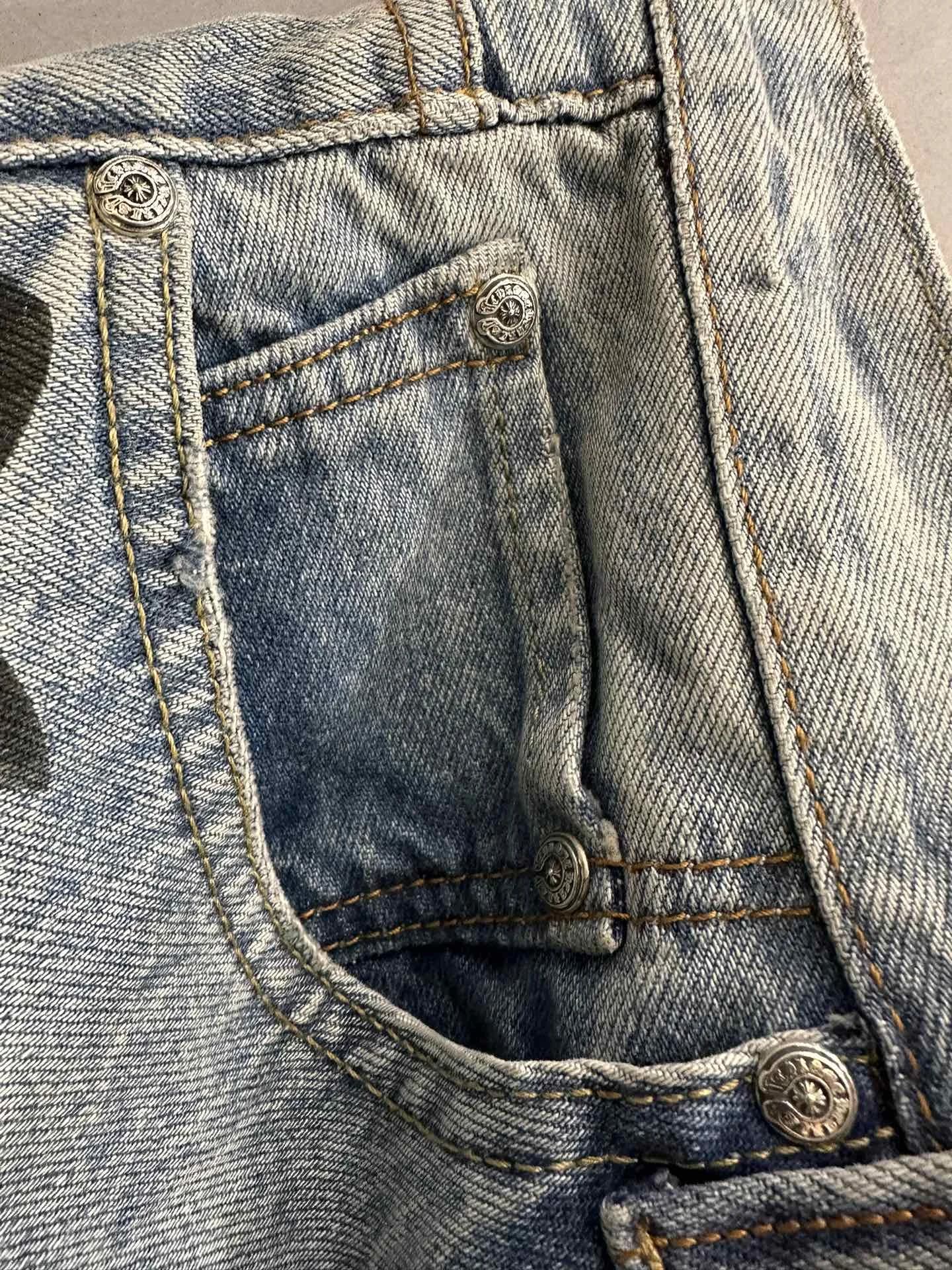 Металлическая пластина с логотипом Chrome Hearts сзади