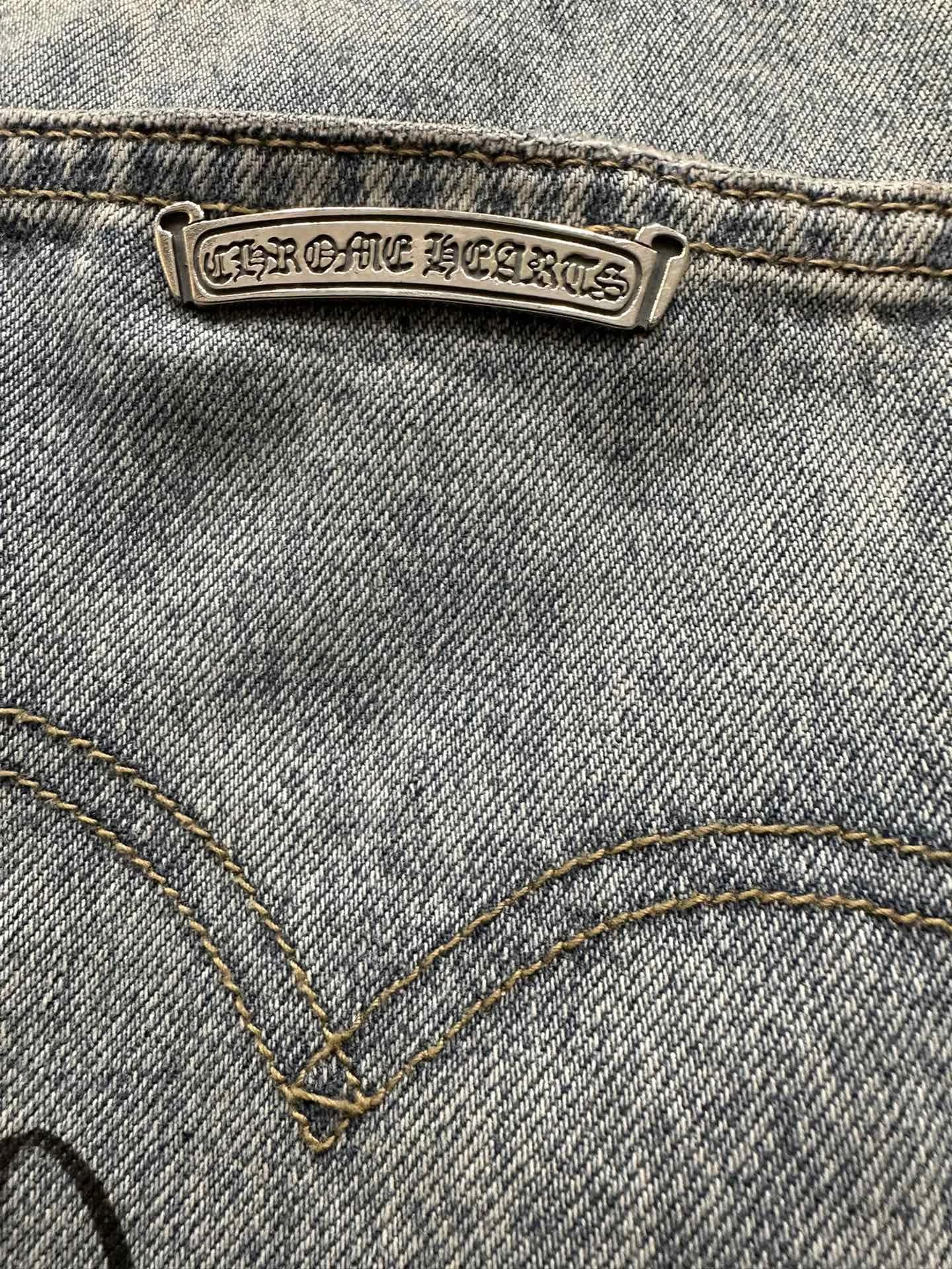 Кожаный патч Levi's и ярлык с размером на джинсах Chrome Hearts