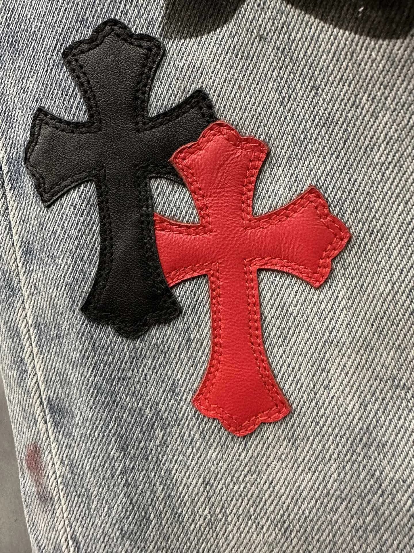 Детали принтов и кожаных нашивок на джинсах Chrome Hearts