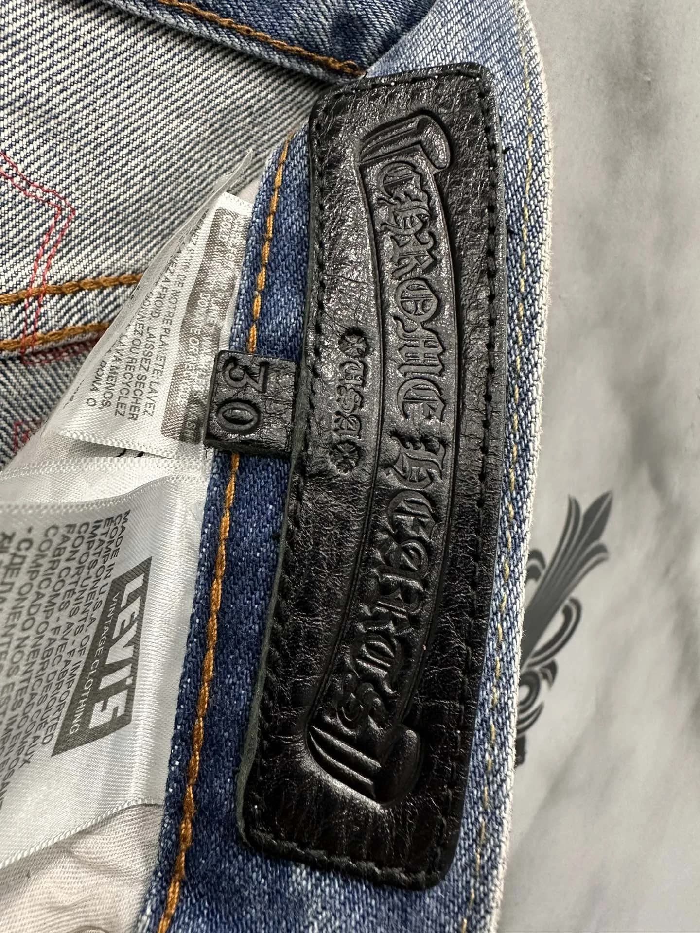 Принты и нашивки на штанине джинсов Chrome Hearts