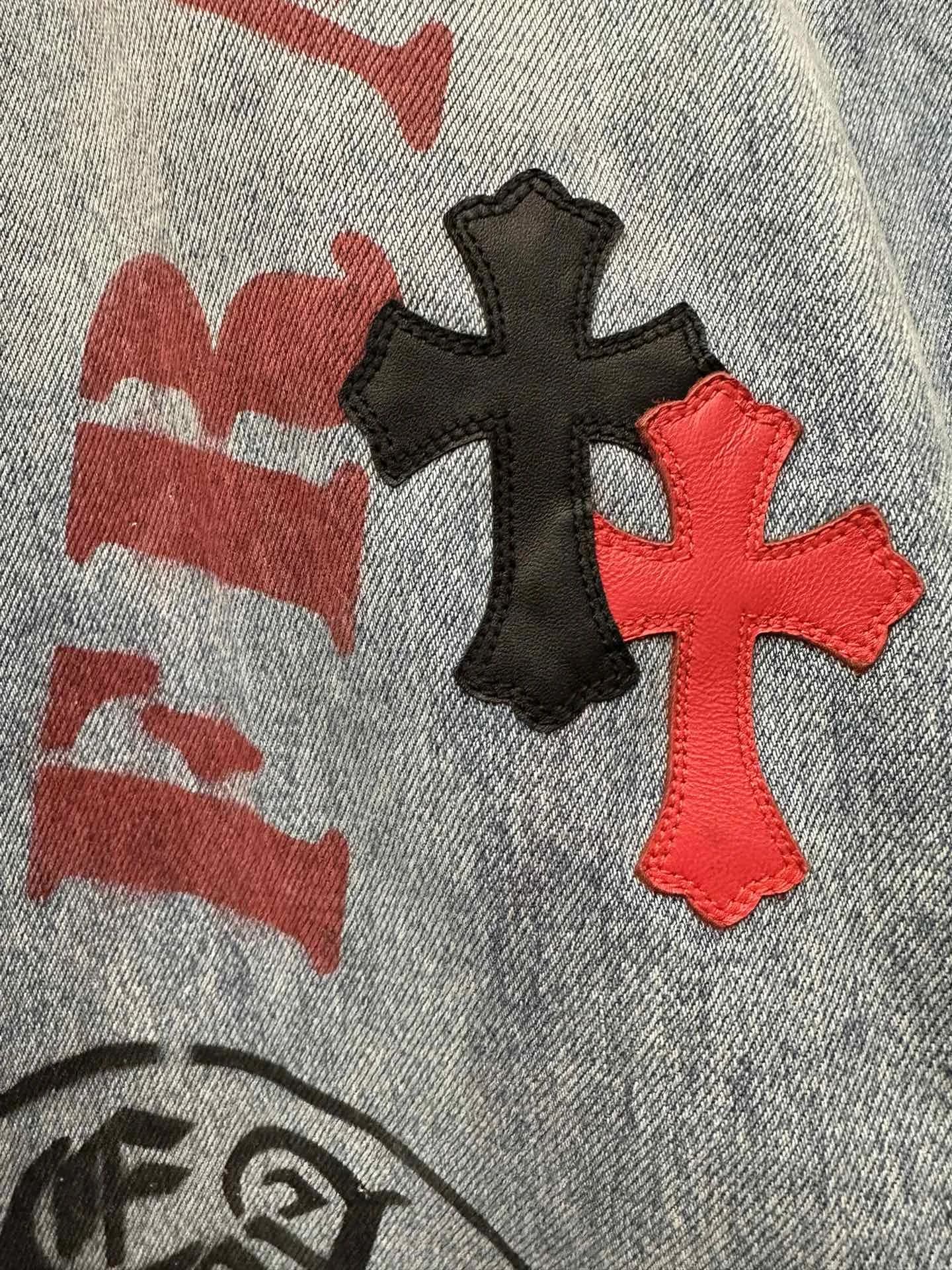 Детали нашивок в виде крестов на джинсах Chrome Hearts