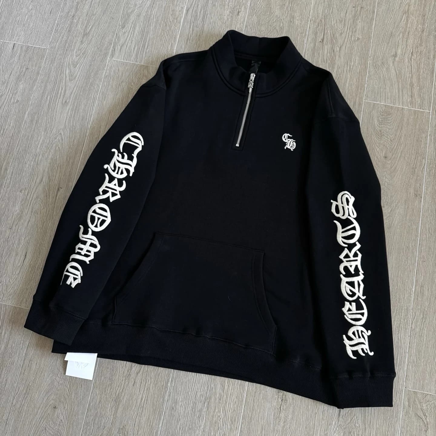 Толстовка Chrome Hearts с полумолнией, вид спереди под углом