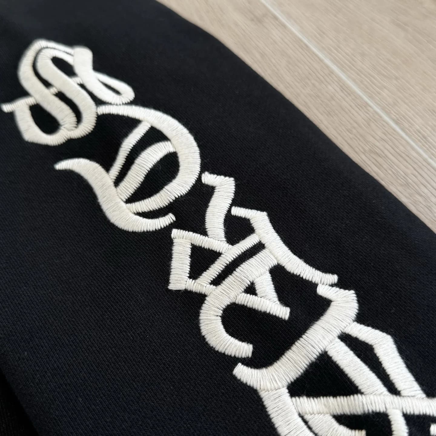 Деталь вышивки на рукаве толстовки Chrome Hearts