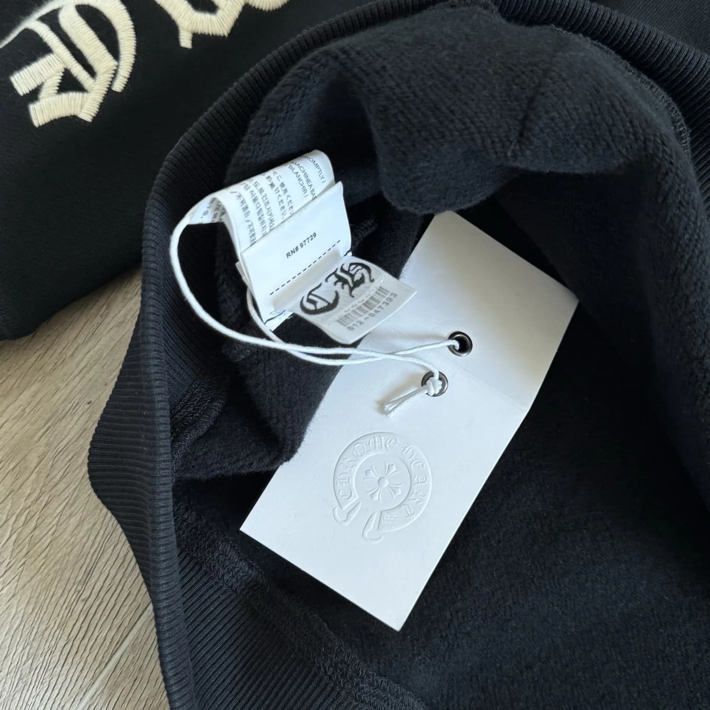 Внутренние бирки и ярлыки толстовки Chrome Hearts