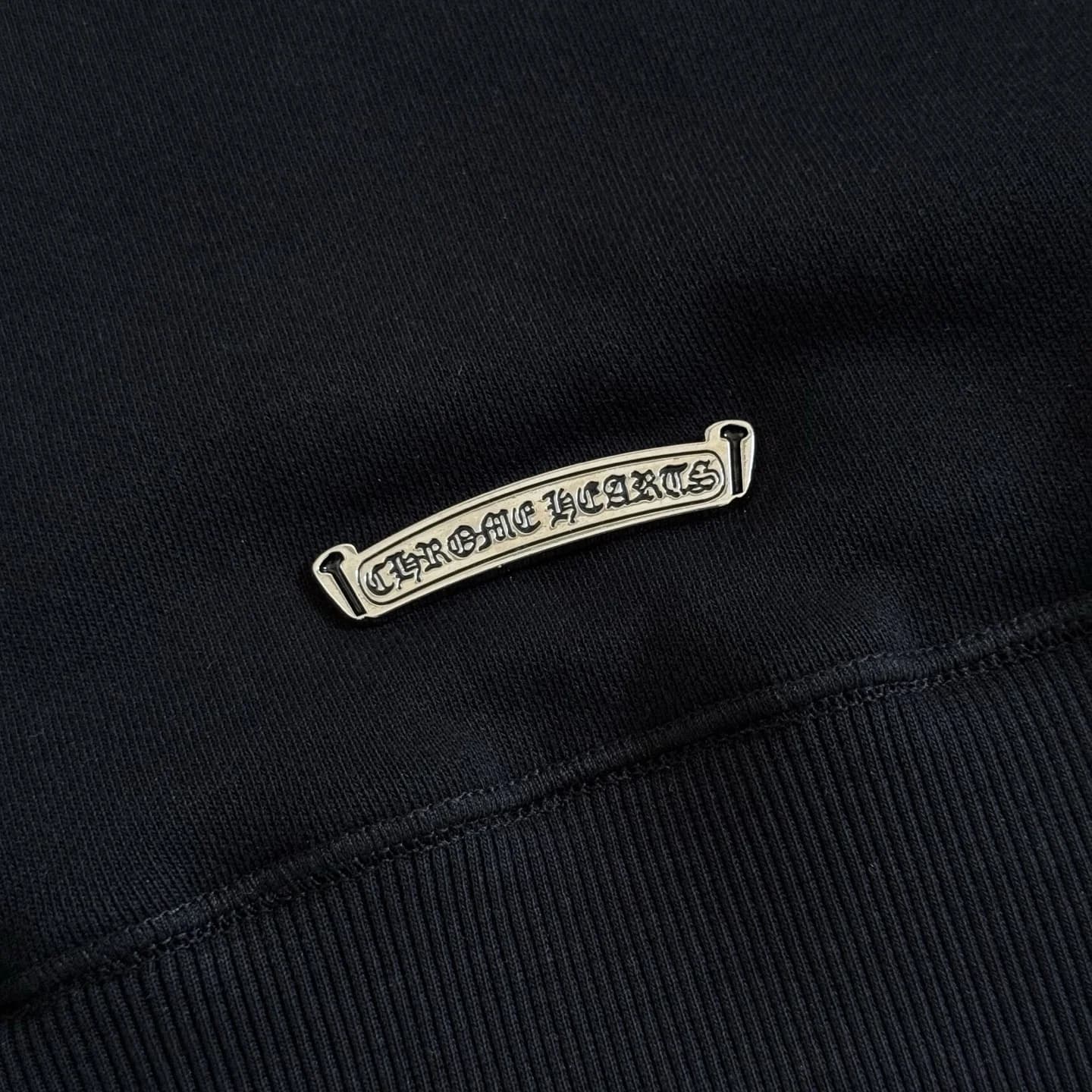 Металлическая пластина с гравировкой Chrome Hearts на спинке