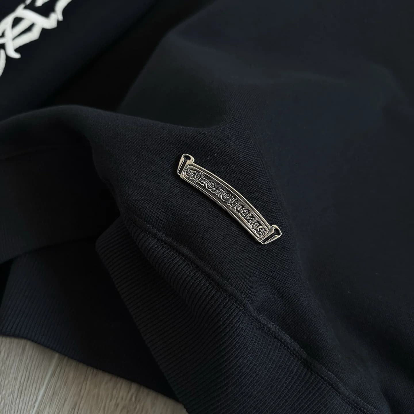 Крупный план металлической пластины Chrome Hearts