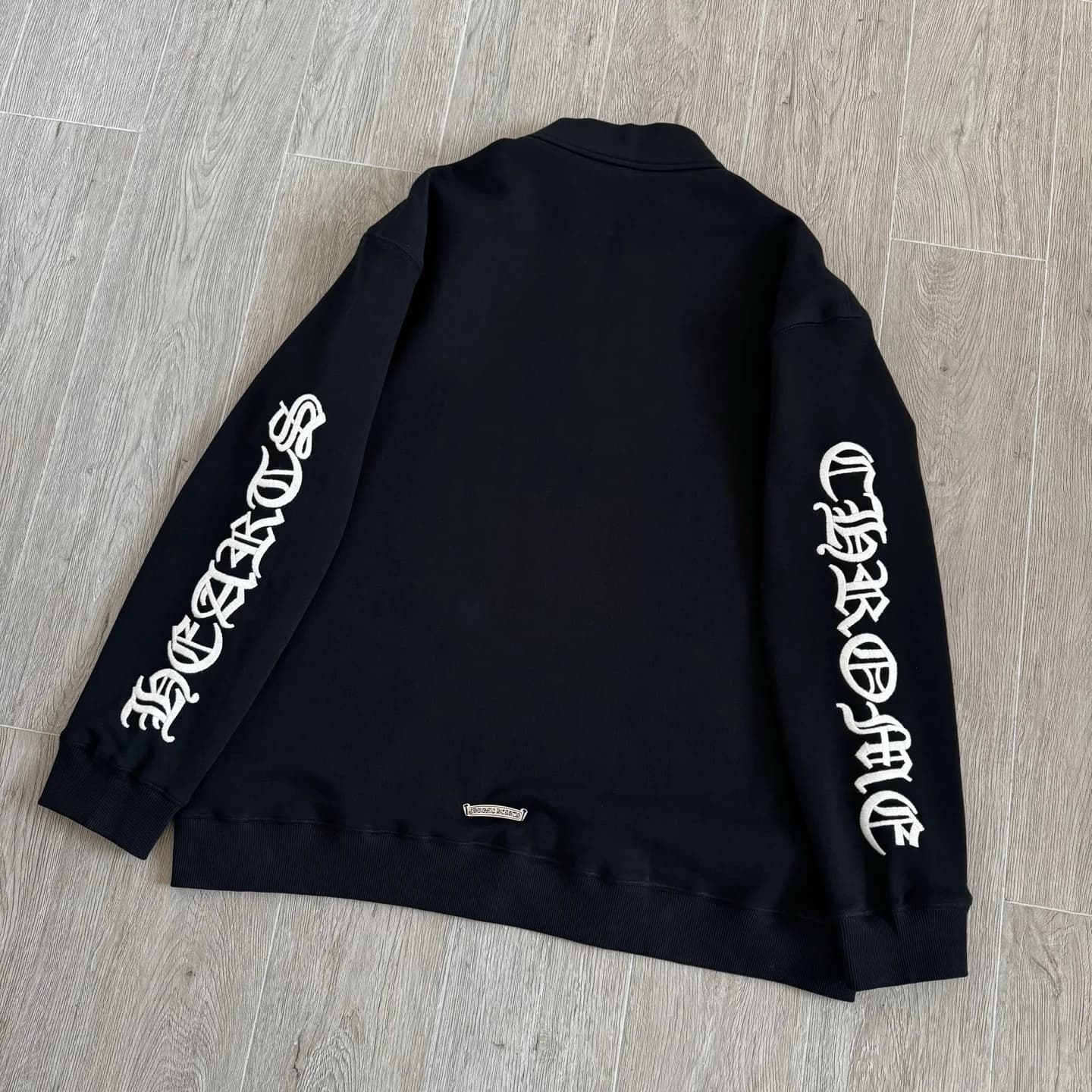 Толстовка Chrome Hearts с полумолнией, вид сзади под углом
