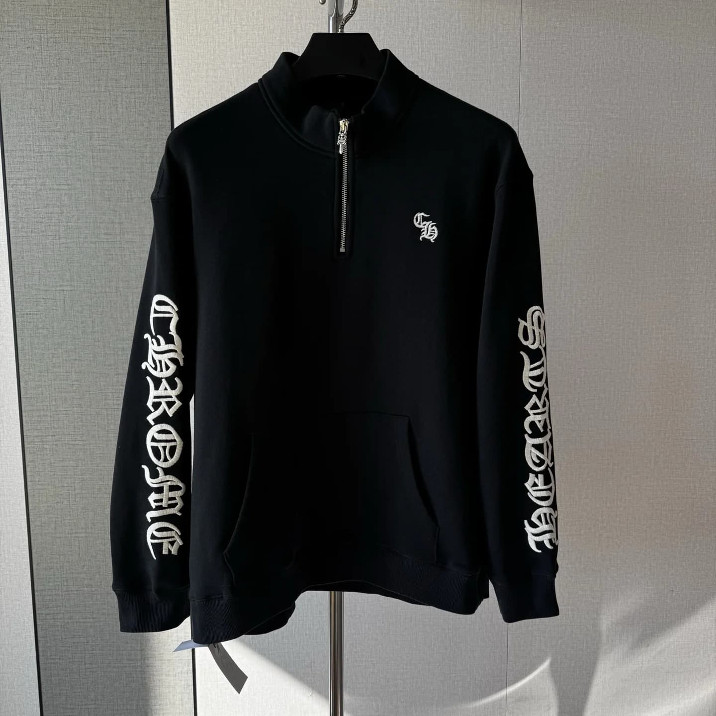 Толстовка Chrome Hearts на вешалке