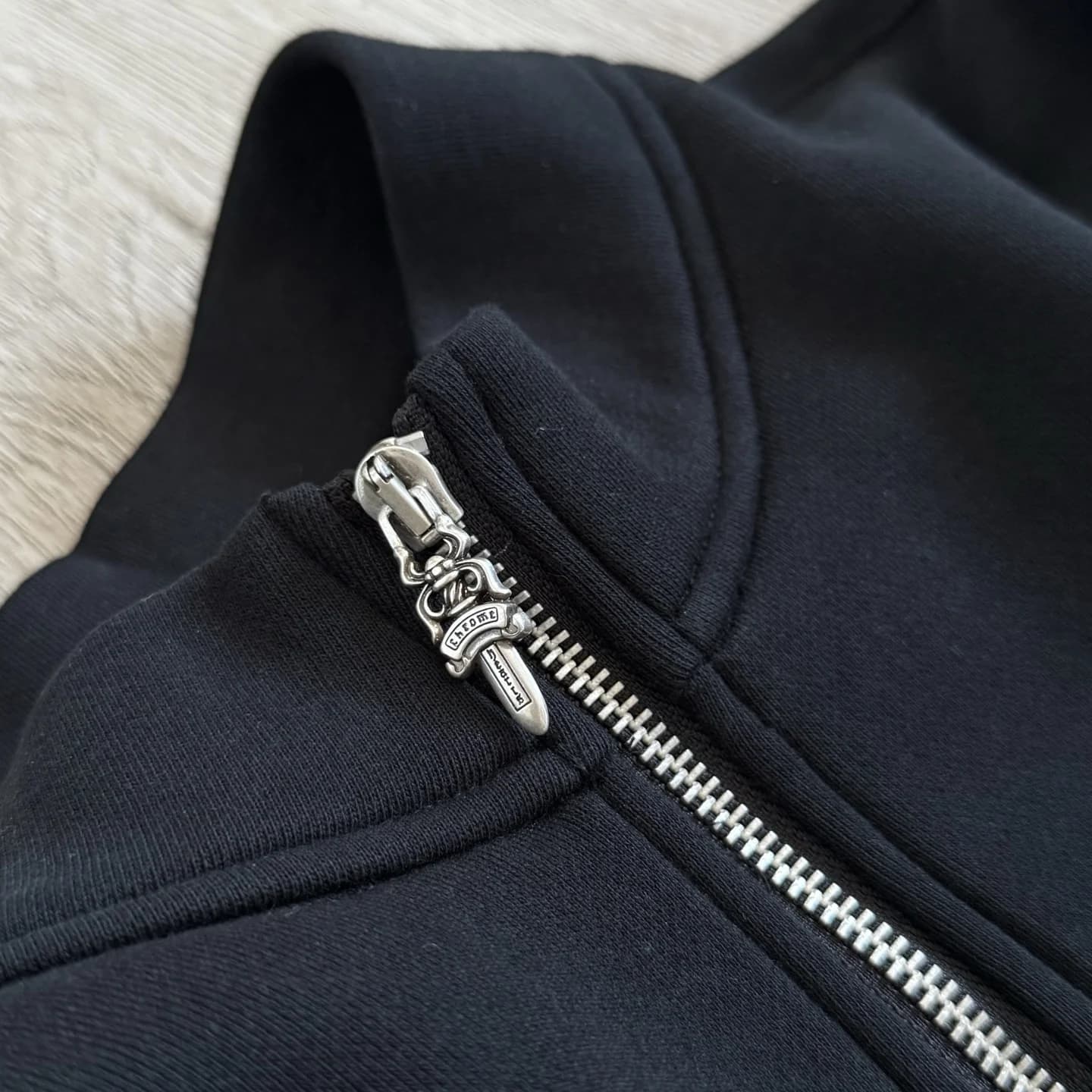 Деталь воротника и молнии толстовки Chrome Hearts