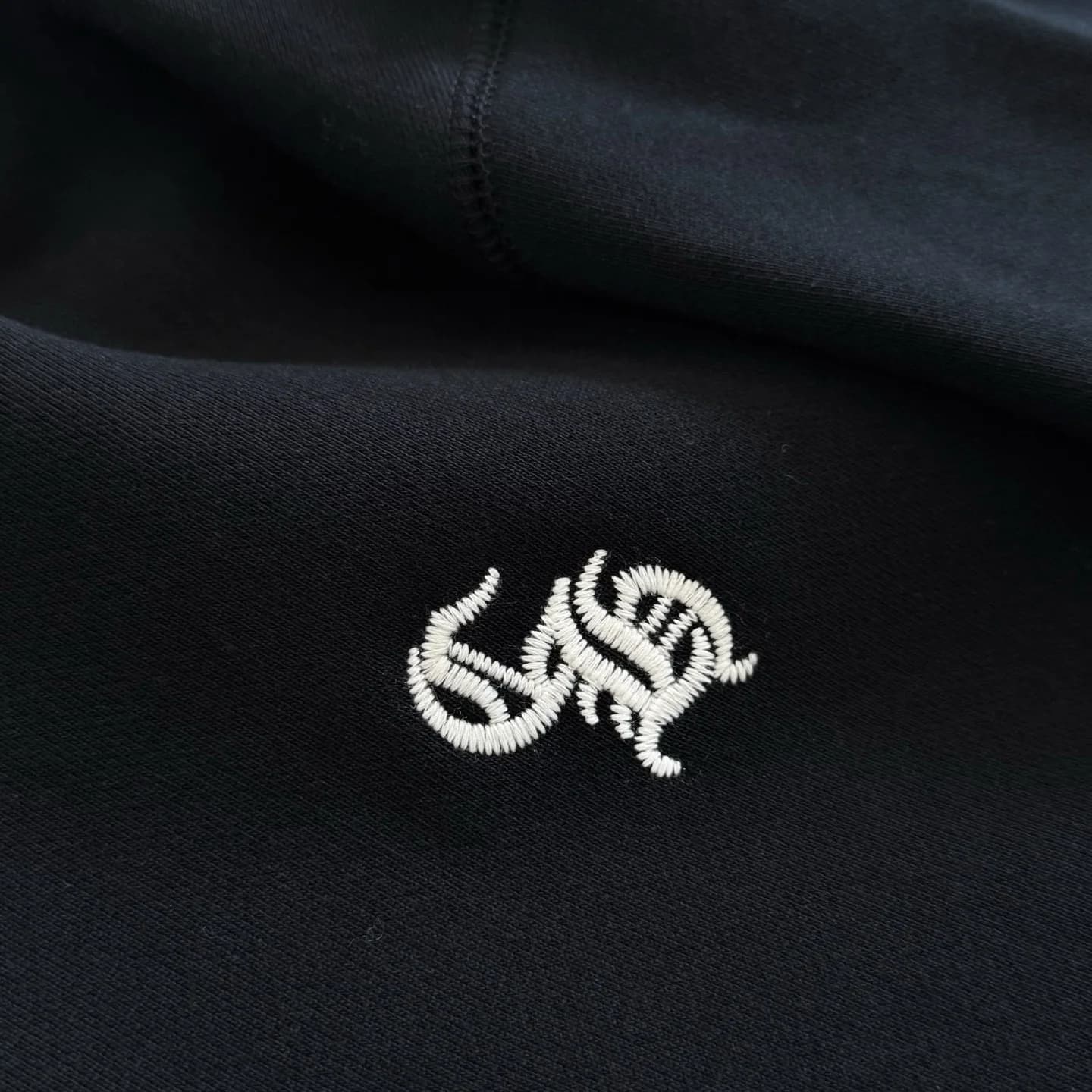 Вышитый логотип Chrome Hearts на груди