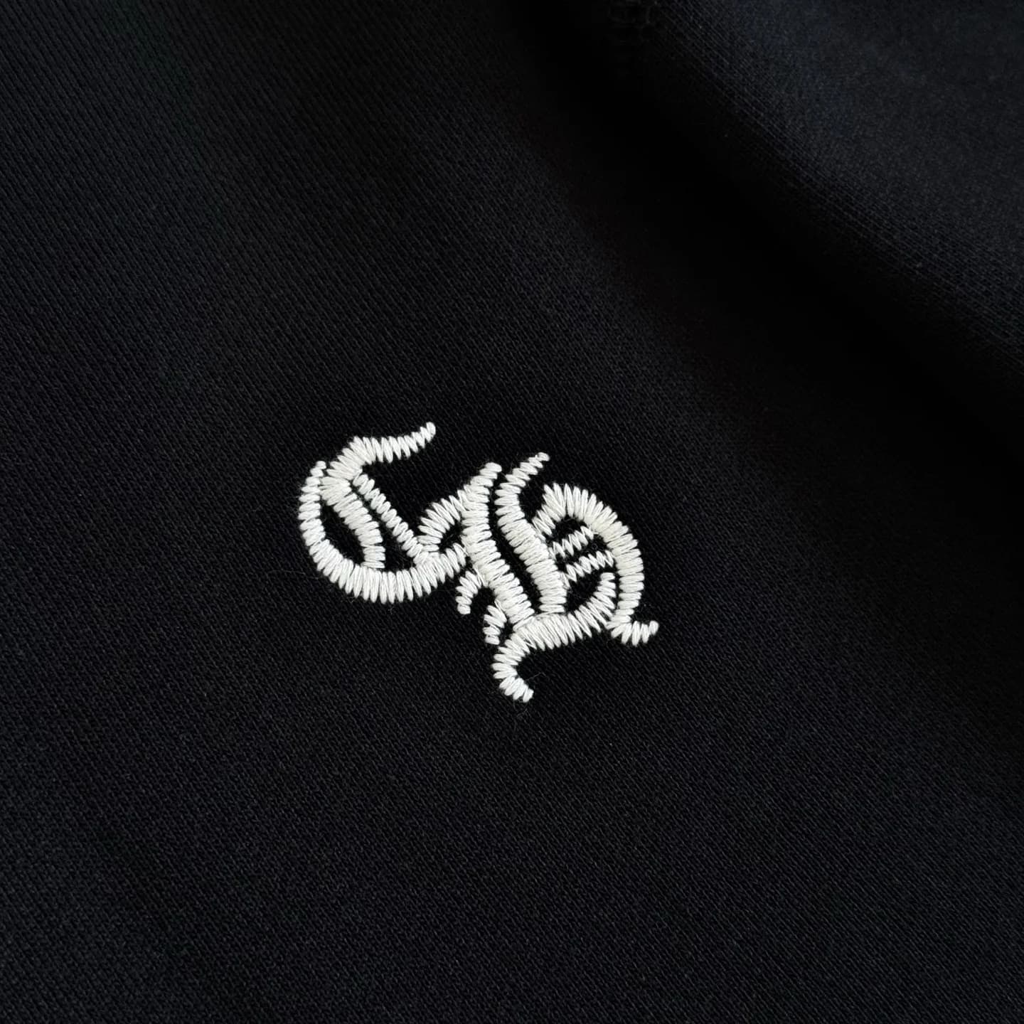 Крупный план вышитого логотипа Chrome Hearts