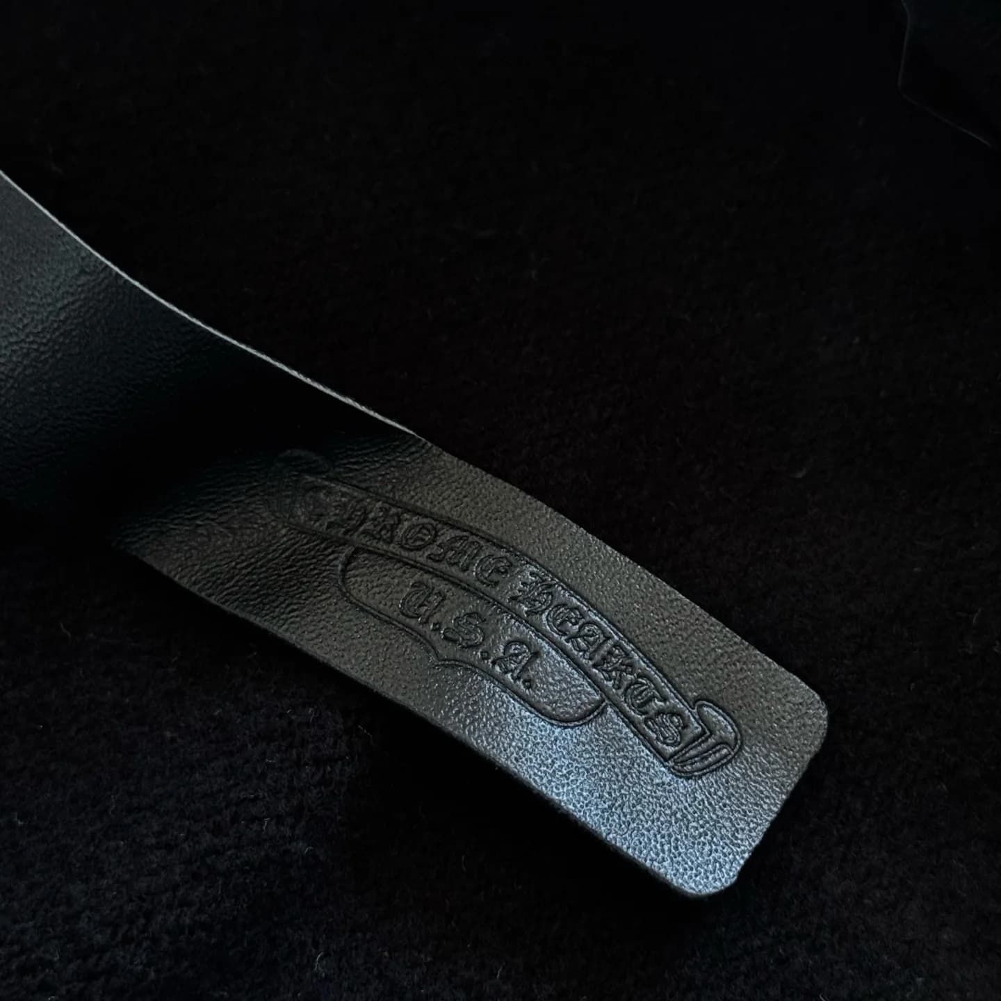 Кожаная нашивка с тиснением Chrome Hearts