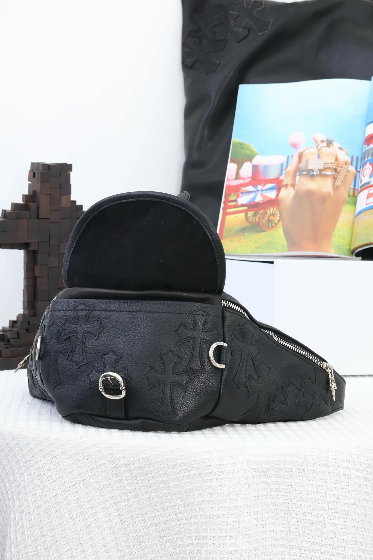 Открытое основное отделение черной кожаной поясной сумки Chrome Hearts