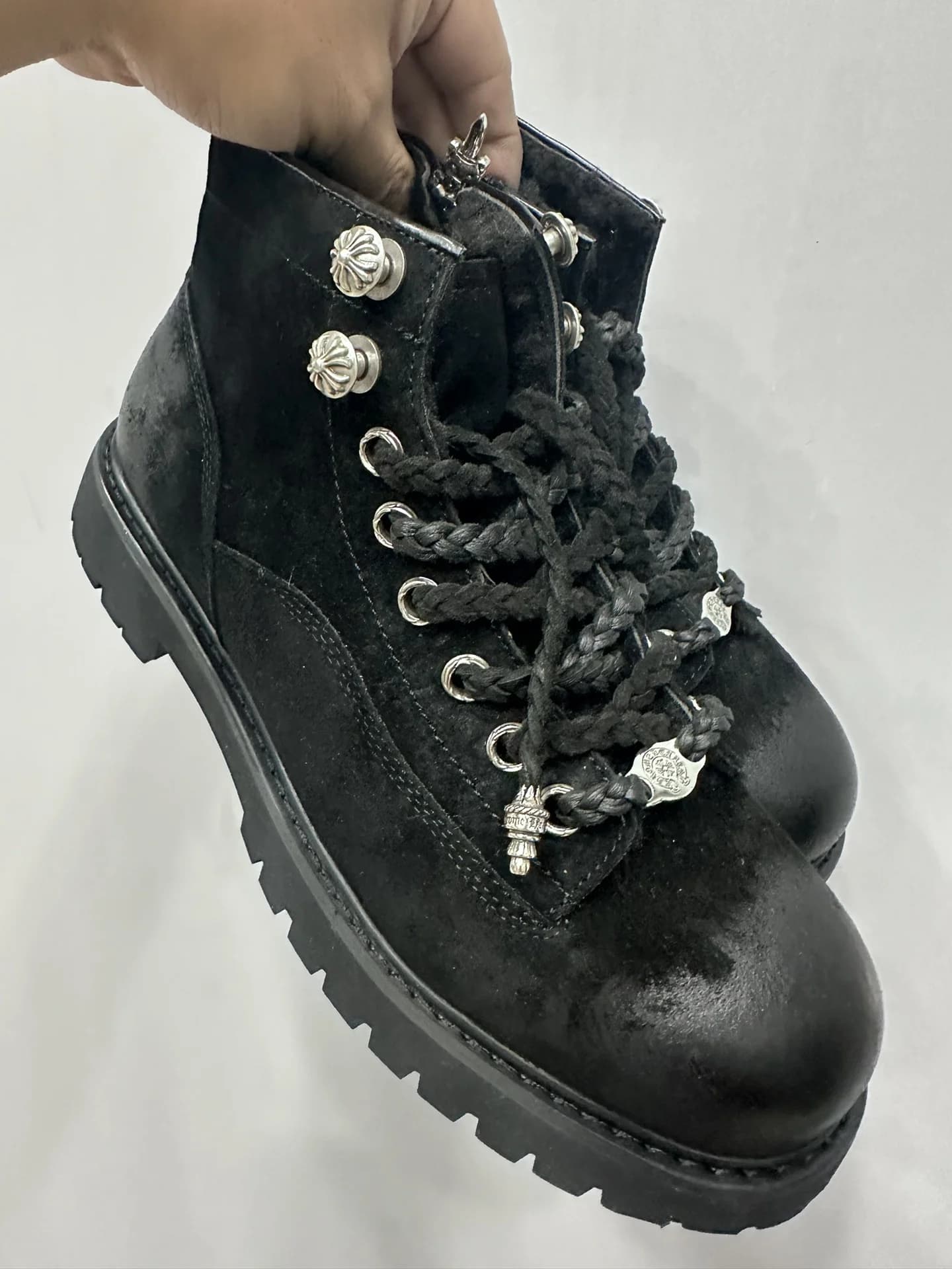 Черные замшевые ботинки Chrome Hearts сбоку