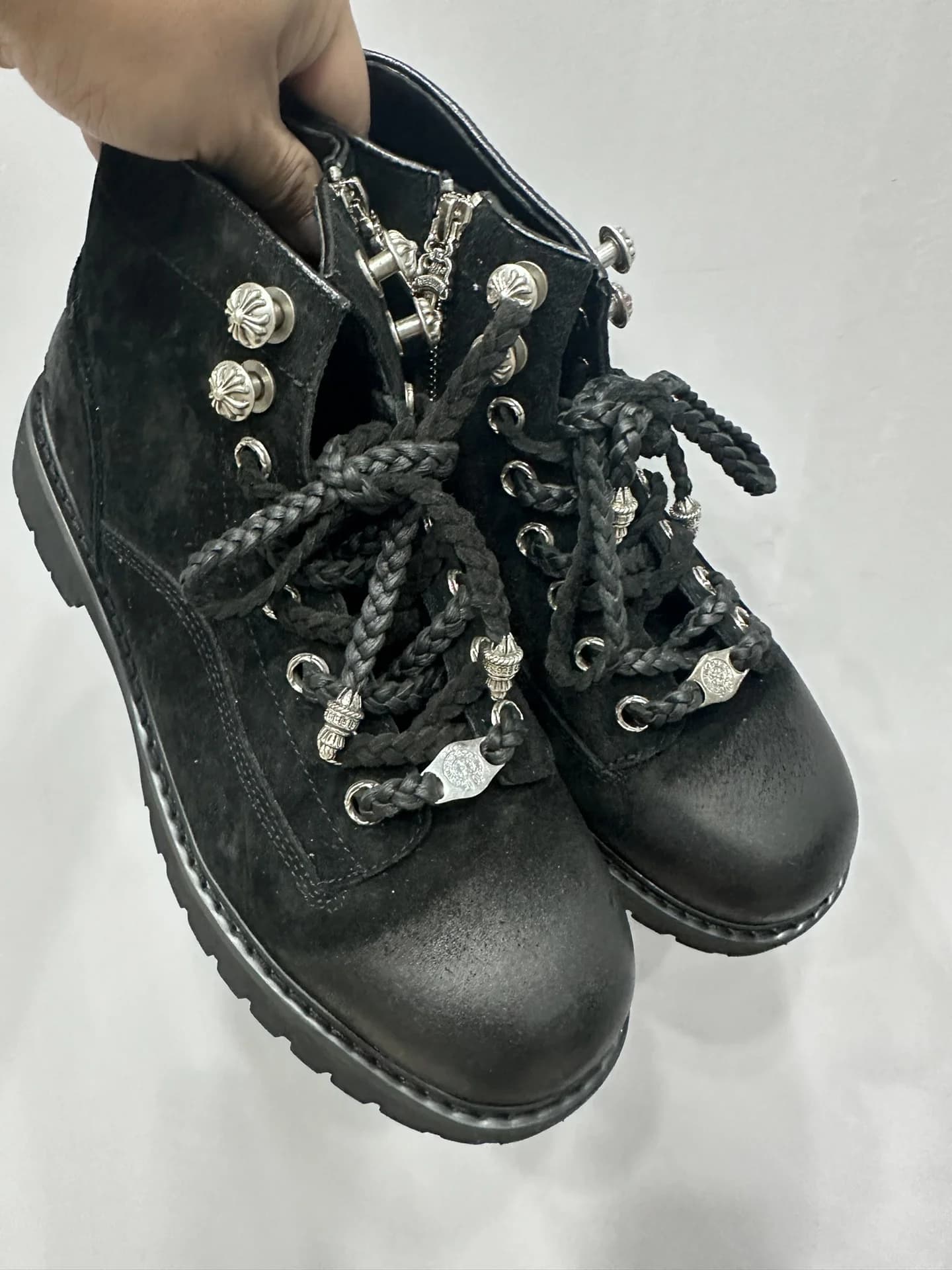 Черные замшевые ботинки Chrome Hearts сверху