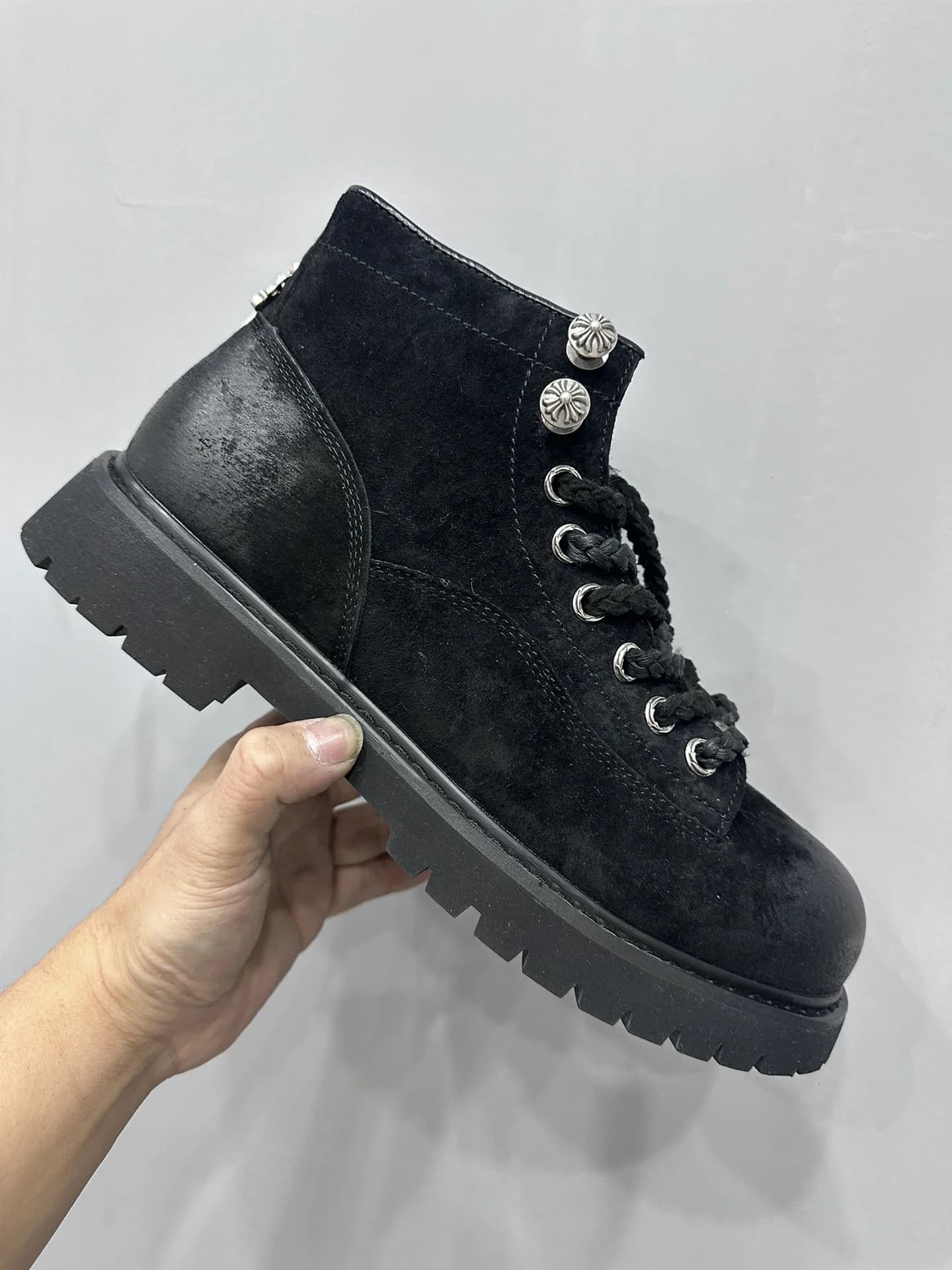 Черные замшевые ботинки Chrome Hearts на подошве