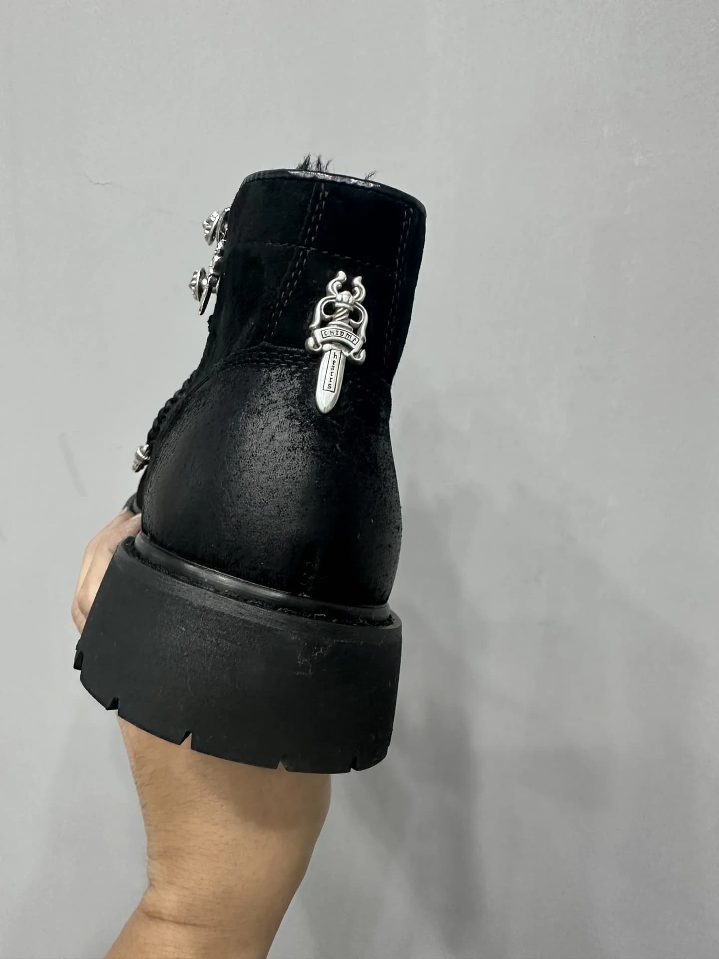Черные замшевые ботинки Chrome Hearts вид сзади с кинжалом