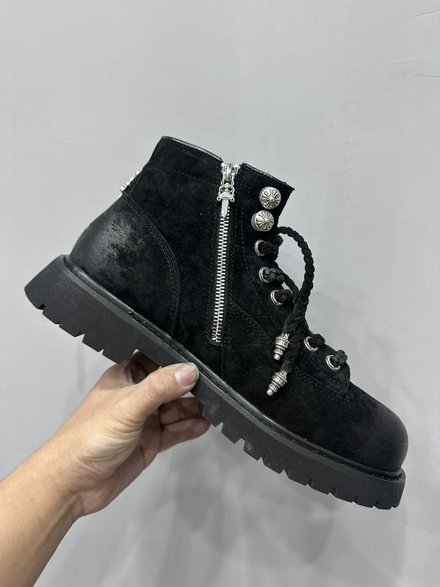 Черные замшевые ботинки Chrome Hearts с молнией сбоку
