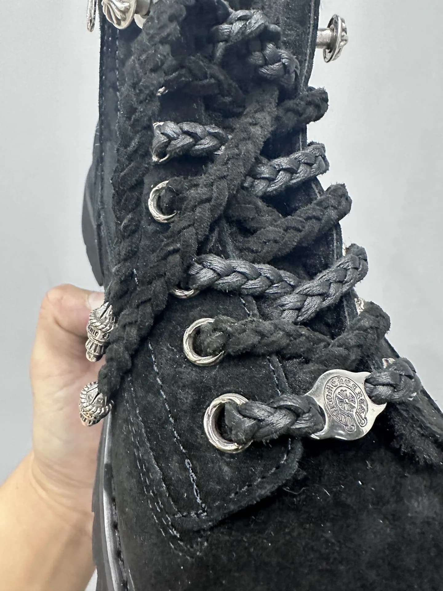 Деталь шнуровки черных замшевых ботинок Chrome Hearts
