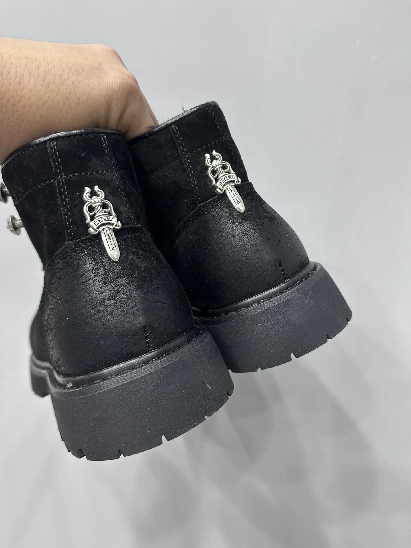Пара черных замшевых ботинок Chrome Hearts вид сзади