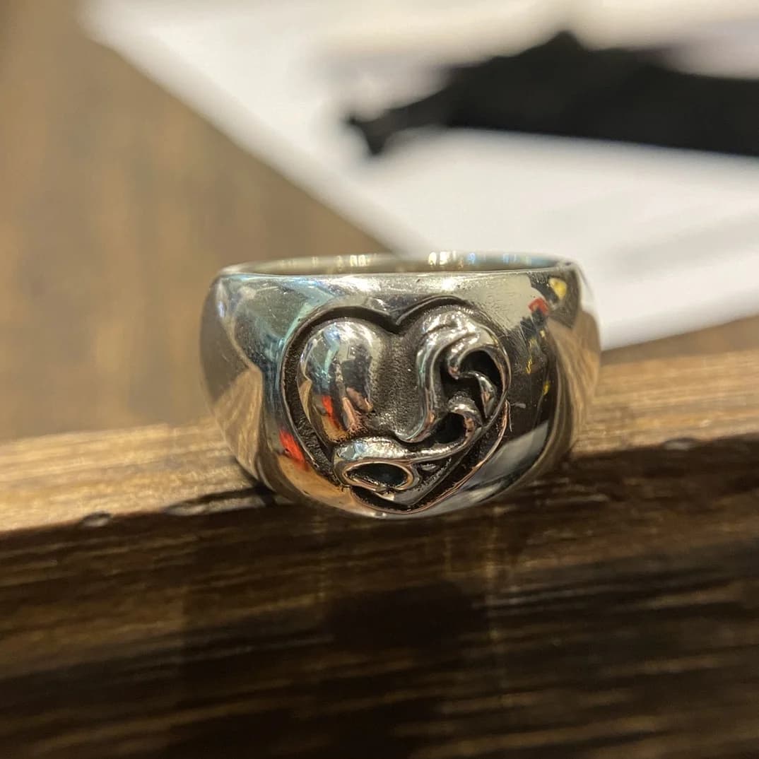 Серебряное кольцо Chrome Hearts Heart с объемным узором сердца, вид спереди