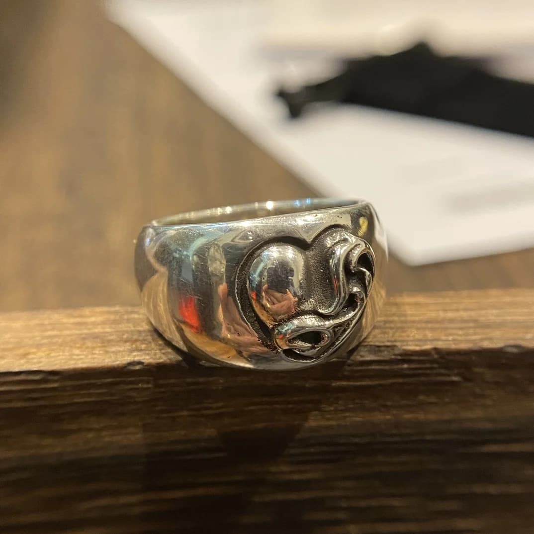Кольцо Chrome Hearts Heart из серебра 925 пробы на деревянной поверхности