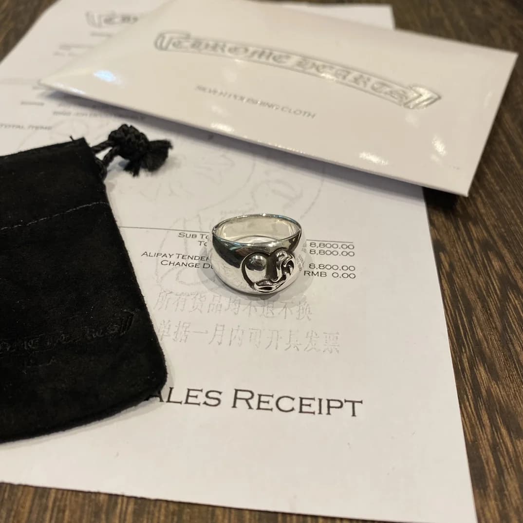 Кольцо Chrome Hearts Heart рядом с фирменным мешочком и салфеткой для полировки
