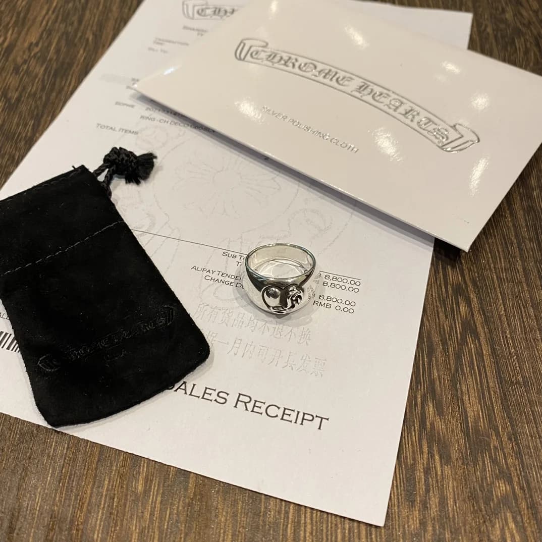 Общий план серебряного кольца Chrome Hearts Heart с чехлом и чеком