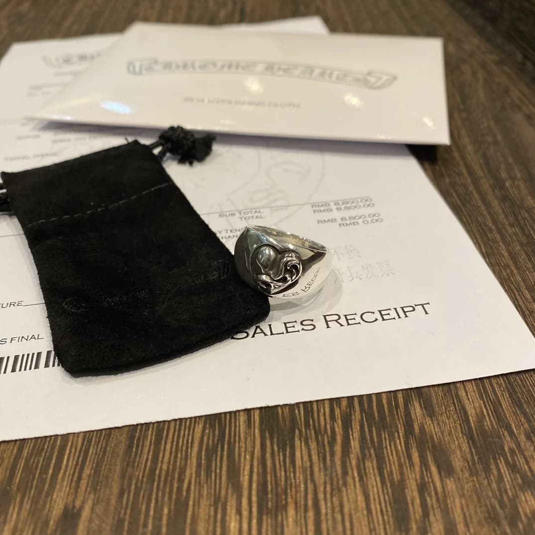 Серебряное кольцо Chrome Hearts Heart сбоку на фоне комплекта