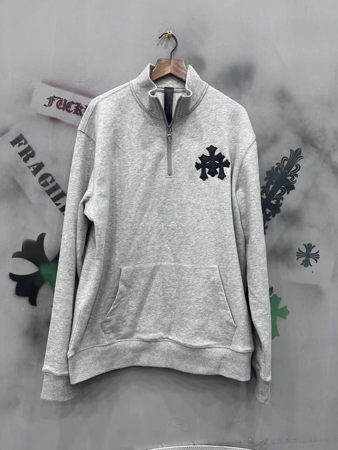 Серая толстовка Chrome Hearts на молнии, вид спереди