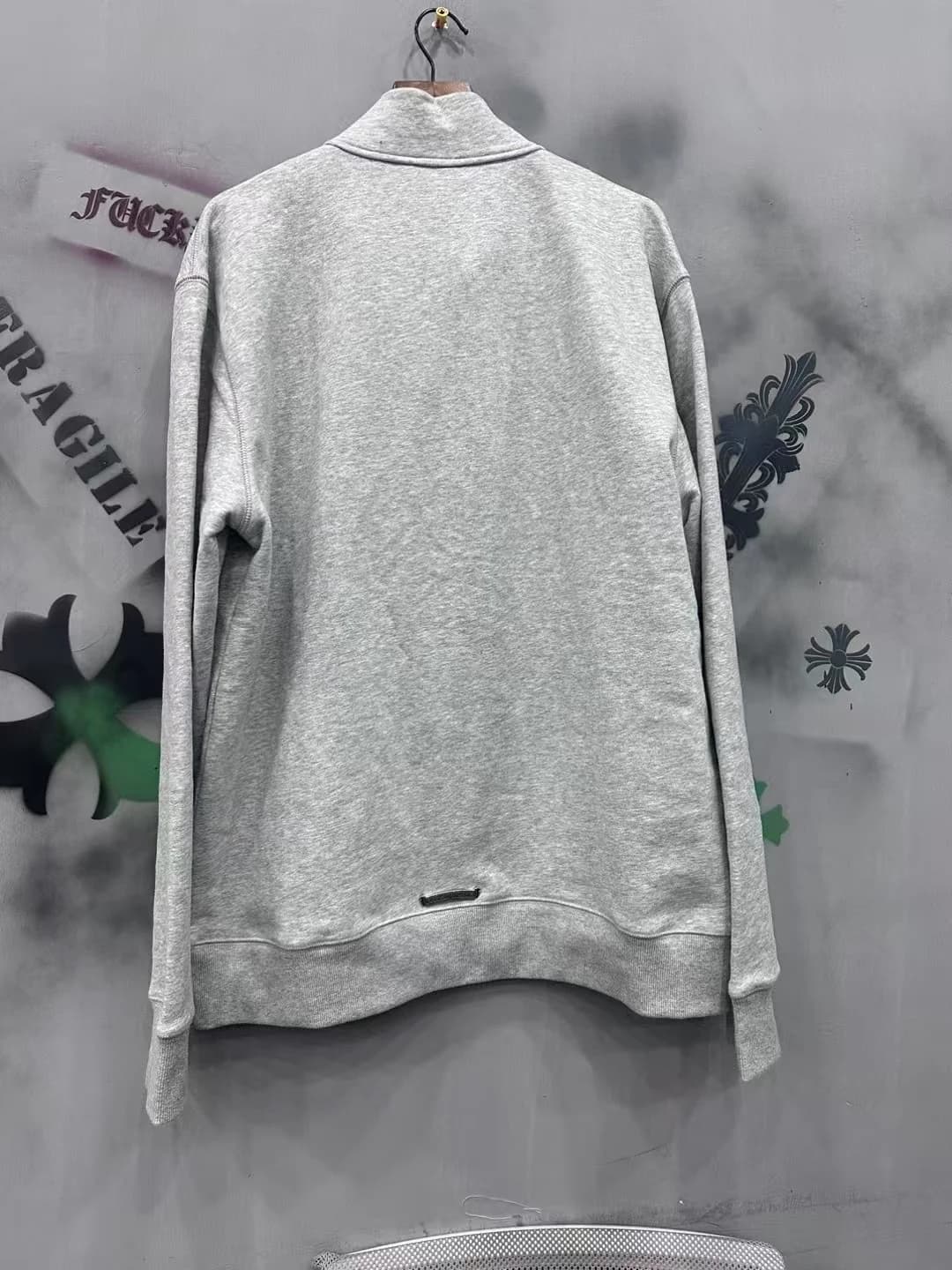 Серая толстовка Chrome Hearts, вид сзади